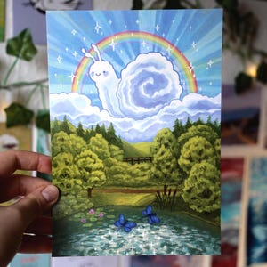 Könnte beinhalten: Ein fantasievoller Kunstdruck mit einer Wolkenschnecke unter einem Regenbogen. Das Kunstwerk zeigt eine ruhige Landschaft mit einem Teich, Bäumen und Schmetterlingen. Die Farbpalette umfasst Blau-, Grün- und Pastelltöne.