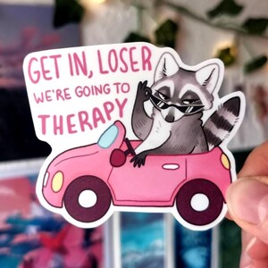 Matte Vinyl Aufkleber: Get In Loser, We're Going To Therapie - Waschbär | wasserdichtes Laptop Hydroflask Journal Skizzenbuch Cute Silly