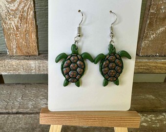 Pendientes de tortuga marina de arcilla polimérica hechos a mano: joyas colgantes inspiradas en el océano