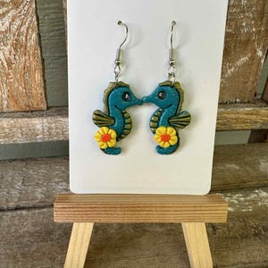 Seepferdchen Ohrringe | Ozean Thema Polymer Clay Schmuck | Sommer Strand Ohrringe | Niedliches tropisches Meerestier Geschenk | Küsten Schmuck