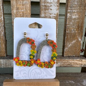 Handgemachte Herbst Floral Polymer Clay Ohrringe Herbst baumeln Ohrringe mit Gold Ohrstecker Boho Statement Schmuck rustikale Blume Ohrringe Geschenk