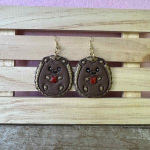 Niedliche Igel Ohrringe aus Fimo | Handmade Schmuck | Ohrringe mit rotem Herz | Geschenk für Sie | Wald Ohrringe