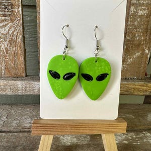 Alien Kopf Ohrringe – Grüner UFO Schmuck aus Polymer Clay – Leichte Statement Ohrringe für Sci-Fi Liebhaber, Halloween oder Cosplay
