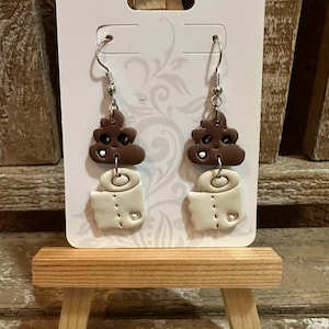 Lustige Poop & Toilettenpapier Ohrringe - Handgemachte Polymer Clay Ohrringe, Knebel Geschenk, Kawaii Schmuck, Neuheit Ohrringe, süßes und schrulliges Accessoire