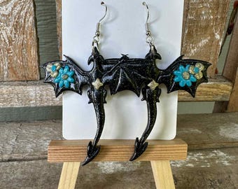 Brincos de dragão preto com glitter: pingentes de argila de polímero com fantasia floral azul