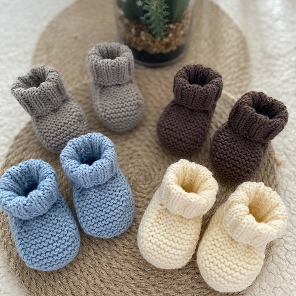 Petits chaussons en laine tricotés main, taille naissance (0/3 mois) pour bébé. Chausson naissance avec ou sans lacet en laine. Tricot bébé