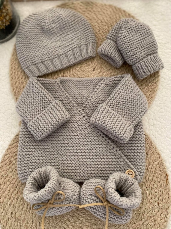 Ensemble bonnet et moufles bébé au tricot