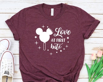 Amor en la primera camisa mordida, Regalo para novia, Camisa de Disney, Camisa de viaje de Disney, Camisas de mujer, Camisa de pareja de Disney, Camisetas de snack de Disney