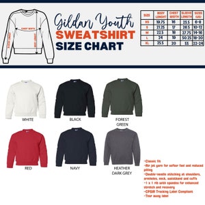 Puede incluir: Tabla de tallas para sudadera Gildan Youth con medidas en pulgadas para las tallas XS, S, M, L y XL. La tabla muestra la longitud del cuerpo, el ancho del pecho, la longitud de la manga y las tallas en tallas de EE. UU. La tabla est&aacute; rodeada de im&aacute;genes de sudaderas de varios colores, incluidos blanco, negro, verde bosque, rojo, azul marino y gris oscuro jaspeado.