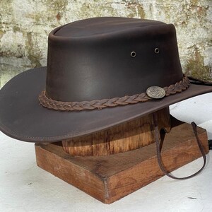 Cappello Da Cowboy D'uso Del Giovane O Dell'uomo D'affari E