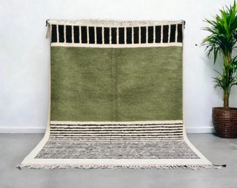 Alfombra bereber marroquí verde oliva – Alfombra minimalista de lana tejida a mano con diseño de rayas y borlas.