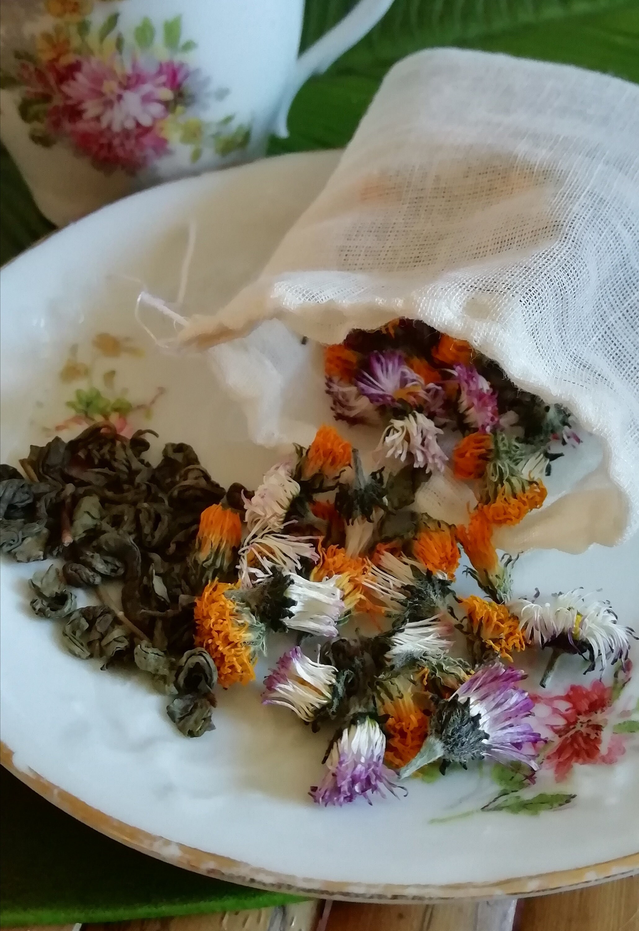 Breuvage de Flora. Thé Vert Bio et Fleurs Séchées. Moment Relaxation.