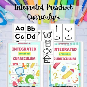 Könnte beinhalten: Zwei farbenfrohe Buchcover für einen integrierten Vorschul-Lehrplan. Die Cover zeigen einen Computer mit Zahlen und Buchstaben, einen Bleistift mit Zahlen sowie einen Schmetterling, eine Trommel, einen Fisch und ein Haus.