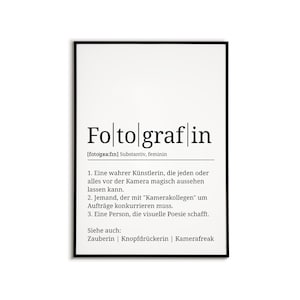 Könnte beinhalten: Schwarz-weißes Typografie-Poster mit dem deutschen Wort "Fotograf in", definiert als Nomen, was "Fotograf" bedeutet. Das Poster enthält auch eine Liste von Synonymen für das Wort, darunter "Magier", "Künstler" und "visueller Poet".