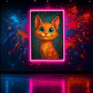 以下が含まれることがあります： 大きな青い目を持つオレンジ色の漫画の猫が、明るいピンク色の長方形のフレームに入った鮮やかなアートワーク。背景は、カラフルなペイントスプラッシュのある暗い壁で、遊び心のあるデザインになっています。