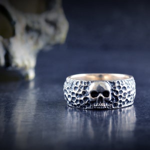 Silver alliance with skull and hammered textures, Band ring skull