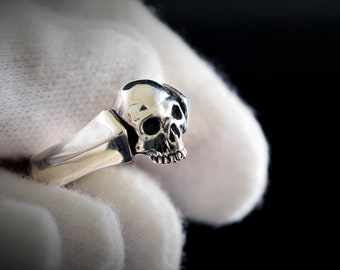 Silver skull ring, Wedding solitaire skull ring, Cool gift for mom