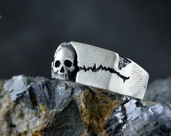 Rock ring with skull in solid Sterling silver and oxidised textures