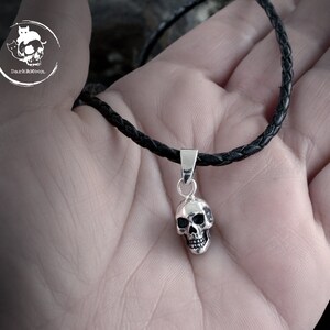 Small skull pendant in sterling silver and oxidized textures, Memento mori pendant