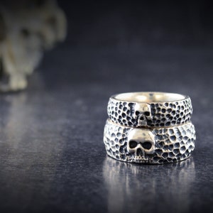 Set alliances with skull and hammered textures, Band ring skull, Wedding skull