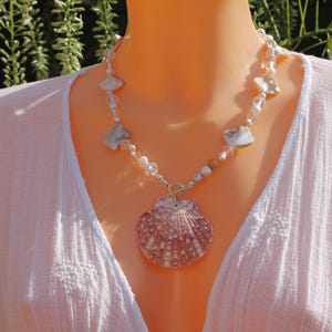 Isla - beaded pearl necklace with shell pendant