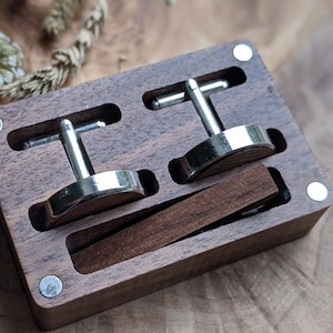 Personalisierte Manschettenknöpfe und Krawattenklammer Set mit Holzbox Hochzeitsgeschenk Jahrestag Manschettenknöpfe Geschenke für Bräutigam Besonderer Platz Hirsch Kundenspezifisches Design