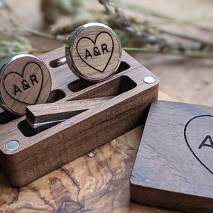 Personalisierte Manschettenknöpfe und Krawattenklammer Set mit Holzbox Hochzeitsgeschenk Jahrestag Manschettenknöpfe Geschenke für Bräutigam Besonderer Platz Hirsch Kundenspezifisches Design