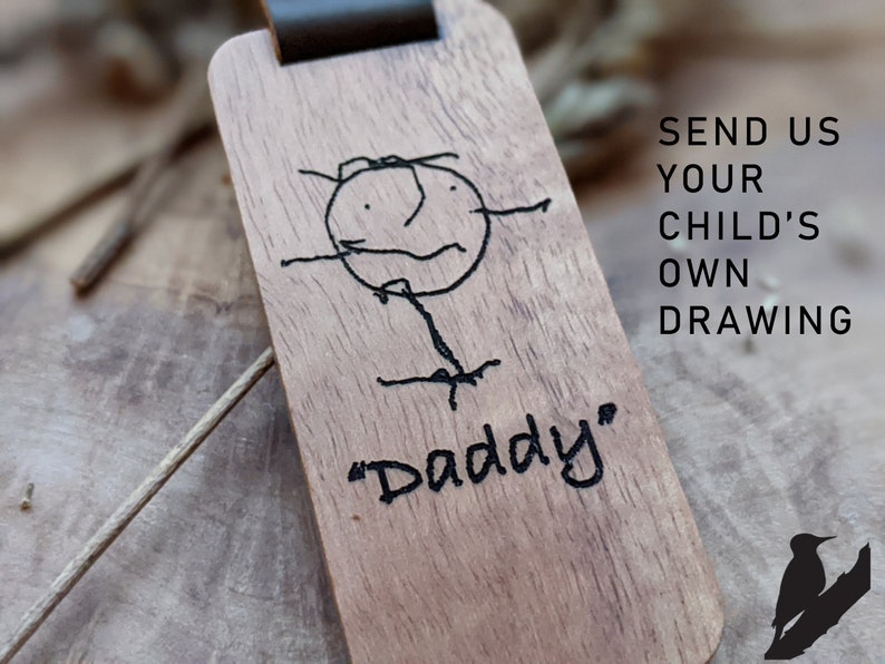 Llavero personalizado grabado con dibujo de un niño - Regalo personalizado para el día de la madre - Lazo de cuero - Regalo de cumpleaños del tercer aniversario para él o ella imagen 2