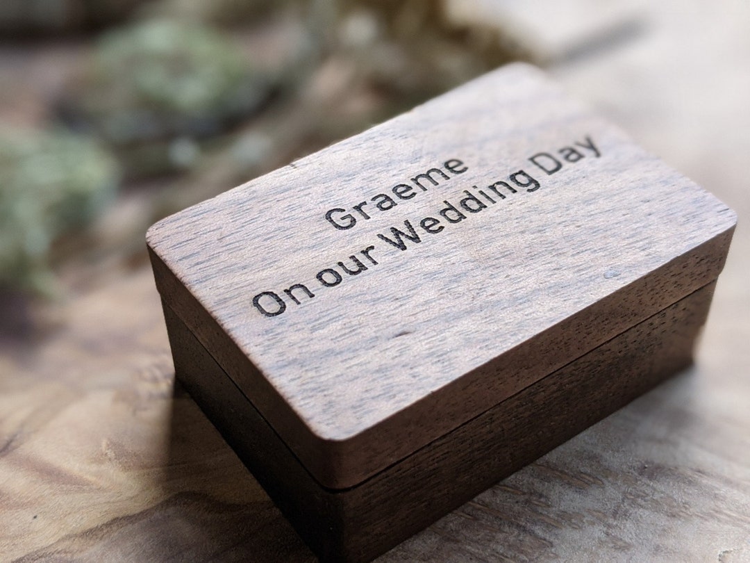 Scatola per gemelli personalizzata, scatola per gemelli in legno incisa, set di gemelli e fermacravatta per lo sposo, regalo di Natale, matrimonio, anniversario - Italia