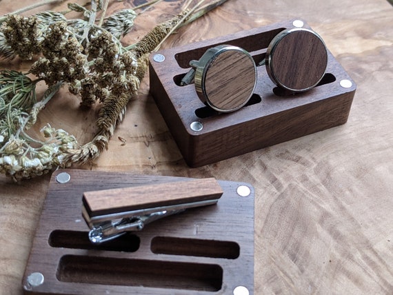 Set Di Gemelli E Fermacravatta Personalizzati, Scatola In Legno Di Noce Incisa, Regalo Per Lo Sposo - Italia