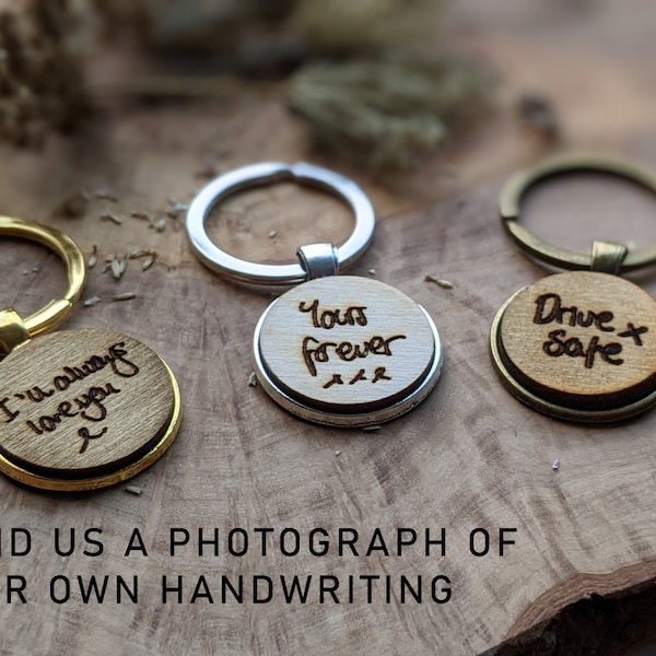 Llavero con dije de escritura a mano personalizado - Mensaje colgante - Regalo del quinto aniversario de bodas para él - Nombres y fecha - Escritura a mano
