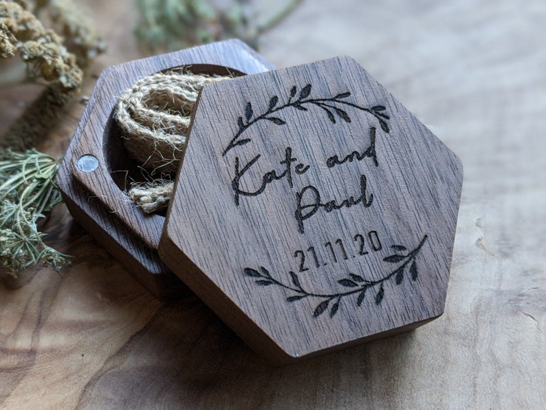 Baum des Lebens Hochzeit Gravur Ringbox Vorschlag Ringträger I do custom Design Holz Initialen Namen Datum Mr und Mrs Bild 2