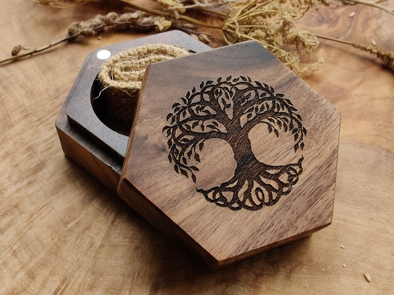 Baum des Lebens Hochzeit Gravur Ringbox Vorschlag Ringträger I do custom Design Holz Initialen Namen Datum Mr und Mrs Bild 1
