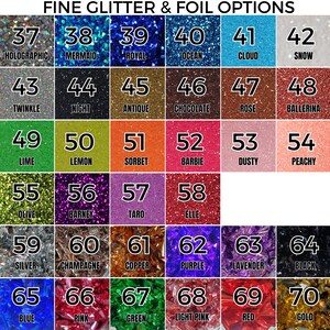 Op de afbeelding: Een kleurenkaart met fijne glitter- en folie-opties. Kleuren zijn holografisch, zeemeermin, koningsblauw, oceaanblauw, wolkenblauw en sneeuwwit. Andere kleuren zijn antiek goud, chocolade, roze en ballerina rood. Afmetingen zijn niet van toepassing.