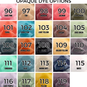 Op de afbeelding: Een raster van kleurstalen met nummers en kleurnamen. Kleuren zijn onder meer lichtroze, bruin, kastanjebruin, zalm, vlasrook, koraal, donker cyaan, lichtgeel, bruin, saliegroen, blauwgrijs, oranjeroest, zwart, goudgeel, koffiegrijs, turkoois, blauw, warmgrijs, marine, wit, lichtpaars, theegroen, geel en paars.