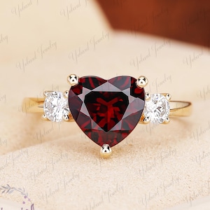 Bague trois pierres en or jaune grenat naturel coupe coeur, bague de fiançailles avec accents de moissanite, cadeau d'anniversaire de bague de promesse en argent pour les amoureux