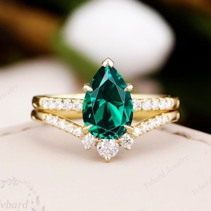 Vintage Pear Shaped Green Emerald Engagement Ring Set Art Deco Yellow Gold Moissanite Bridal Ring Set Unique Wedding Ring Set for Women Gift