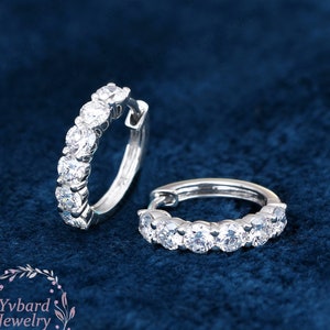 Créoles Huggie Moissanite 3 mm, Mini créoles Moissanite en or blanc massif 14 carats, Boucles d&#39;oreilles délicates, Boucles d&#39;oreilles minimalistes, Cadeau d&#39;anniversaire pour elle