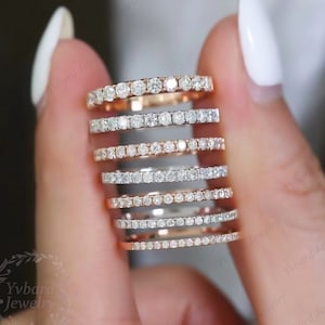 Puede incluir: Un conjunto de siete finas bandas de eternidad de diamantes en oro rosa y oro blanco. Las bandas est&aacute;n apiladas una encima de la otra, con las bandas de oro rosa alternando con las bandas de oro blanco.