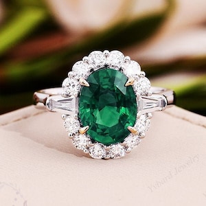 Green Emerald Ring 8*10mm Oval Cut Lab Created Emerald Engagement Ring Solid 14K Two Tone Gold Ring Moissanite Halo Classic Gemstone Ring