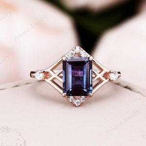 Emerald Cut Alexandrite Engagement Ring Vintage Rose Gold Ring For Women Unique Moissanite Cluster Promise Ring Bridal Anniversary Ring Gift