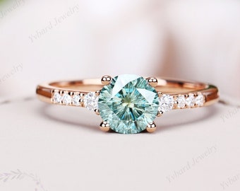 Vintage Green Moissanite Engagement Ring Art Deco Round Firework Cut Moissanite Ring Solid Rose Gold Bridal Rings Three Stone Promise Ring