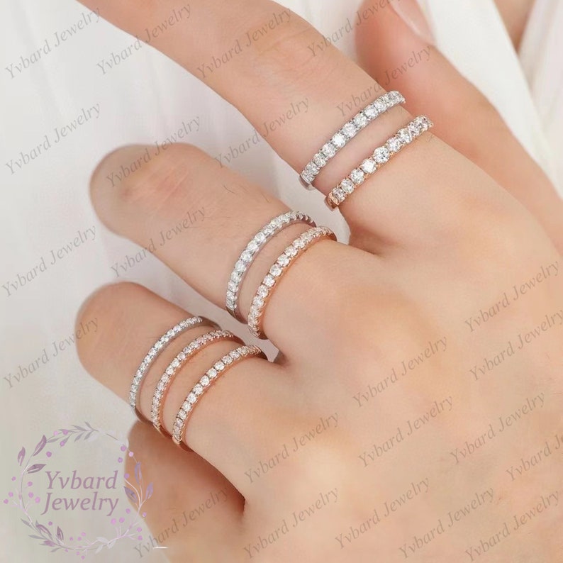 Puede incluir: Cuatro delicadas bandas de eternidad de diamantes, dos en oro rosa y dos en oro blanco, apiladas en una mano. Las bandas est&aacute;n engastadas con peque&ntilde;os diamantes brillantes.