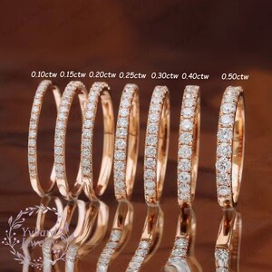 Puede incluir: Siete alianzas de oro rosa con diamantes pav&eacute;. Las alianzas se muestran en diferentes tama&ntilde;os, que van desde 0,10 quilates hasta 0,50 quilates.