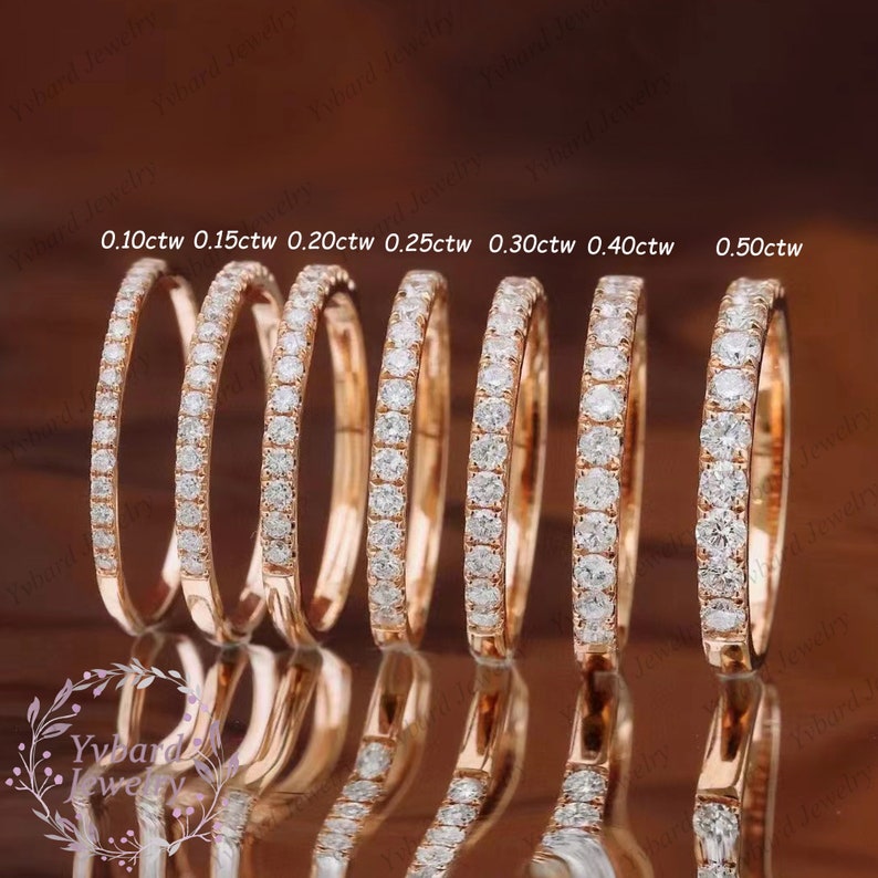 Puede incluir: Siete alianzas de oro rosa con diamantes pav&eacute;. Las alianzas se muestran en diferentes tama&ntilde;os, que van desde 0,10 quilates hasta 0,50 quilates.