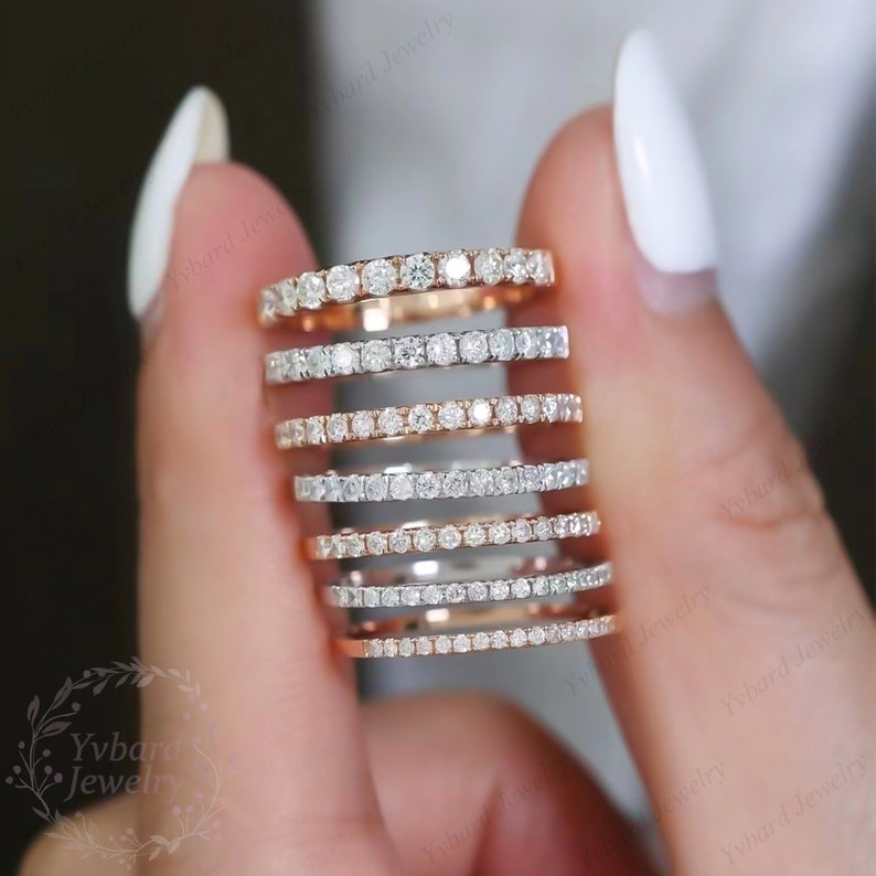Puede incluir: Un conjunto de siete finas bandas de eternidad de diamantes en oro rosa y oro blanco. Las bandas est&aacute;n apiladas una encima de la otra, con las bandas de oro rosa alternando con las bandas de oro blanco.