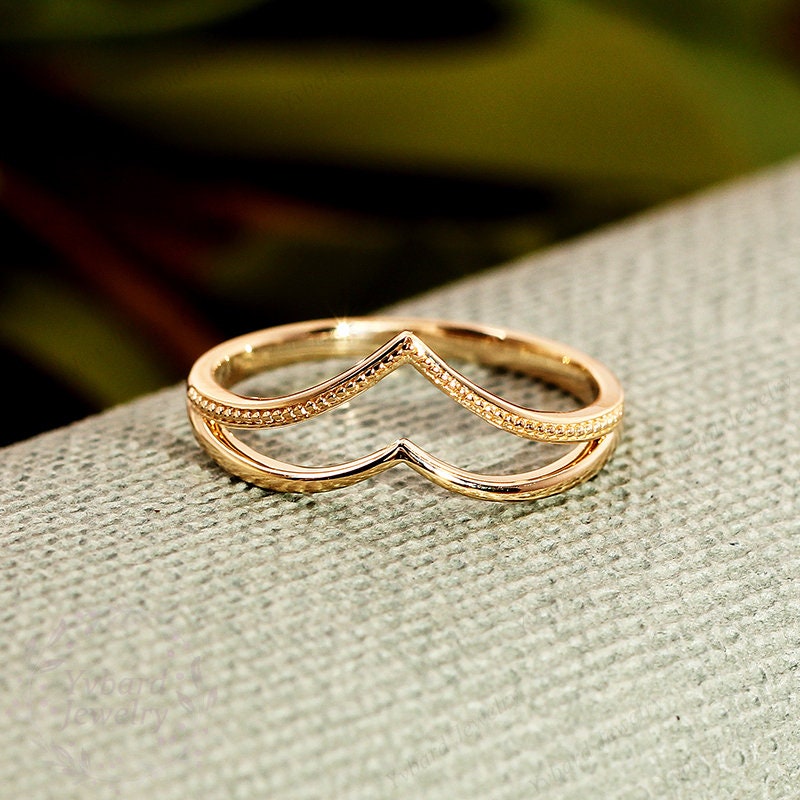 Chevron wedding deals band yellow gold