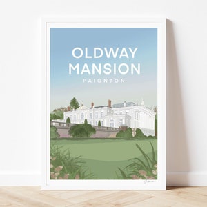 Puede incluir: Una lámina artística enmarcada con una ilustración digital de Oldway Mansion en Paignton. El edificio blanco destaca sobre un cielo azul claro, con césped verde y follaje en primer plano. El texto dice OLDWAY MANSION PAIGNTON.