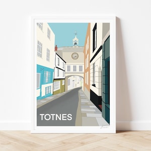 Puede incluir: Una ilustración colorida de una calle estrecha en Totnes, Inglaterra. La calle está bordeada de edificios y se puede ver una torre del reloj en la distancia. El texto "Totnes" está impreso en la parte inferior de la imagen.
