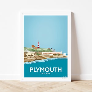 Puede incluir: Una ilustración enmarcada en blanco de un faro rojo y blanco en un acantilado rocoso con vistas a un océano azul. El texto "PLYMOUTH THE HOE" está en la parte inferior de la ilustración.